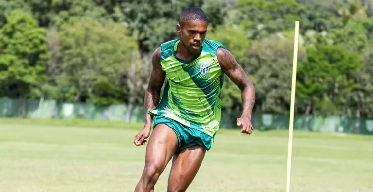 Douglas Costa treina no Boavista-RJ enquanto busca novo clube