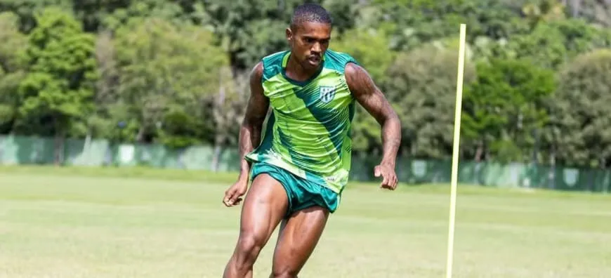 Douglas Costa treina no Boavista para manter forma física