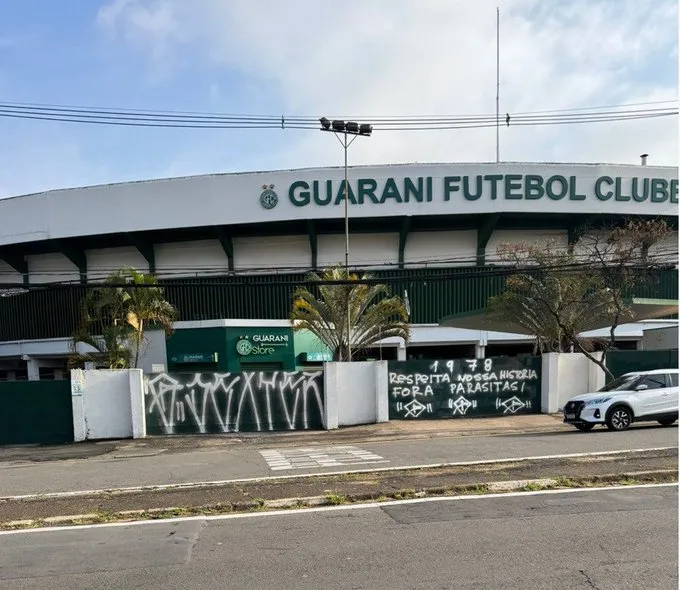 Portões do Brinco de Ouro amanhecem pichados após Guarani ficar sem acesso na Série C
