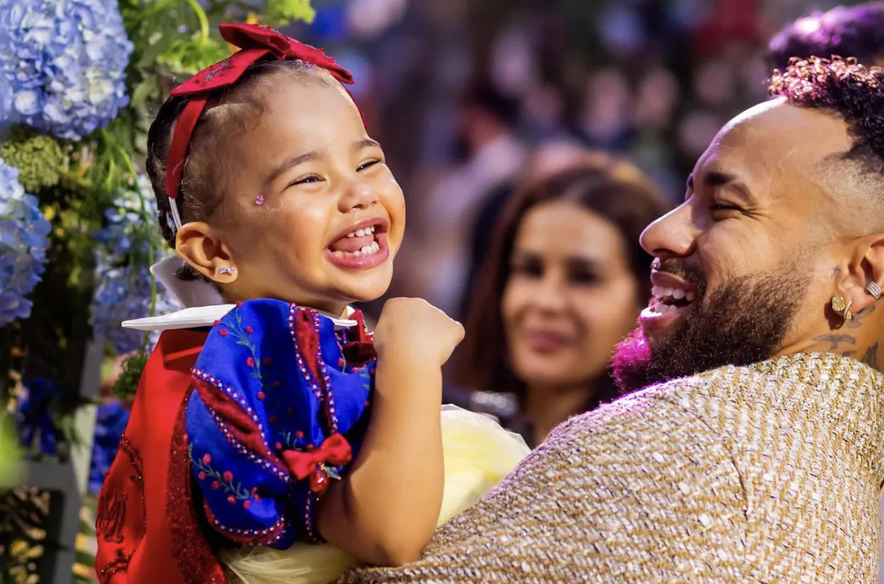 Neymar se veste de princesa para animar Mavie após filha quebrar o braço