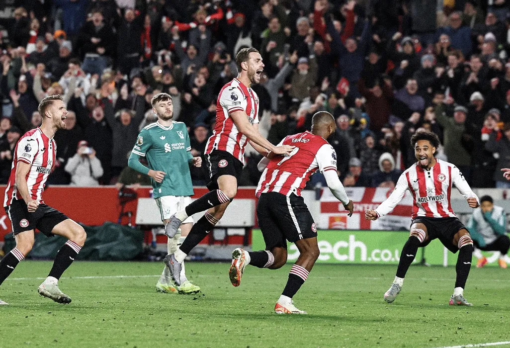 Liverpool perde para o Brentford, a 4ª derrota seguida na Premier League, e cai para o 6º posto