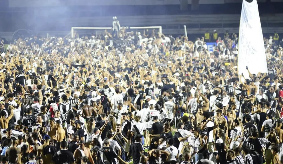 Torcida invade o campo e adia a entrega do troféu da Ponte Preta na Série C
