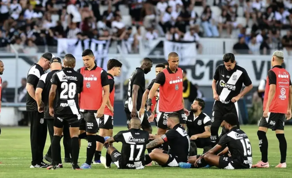 Elenco da Ponte permanece no gramado em intervalo do jogo do título