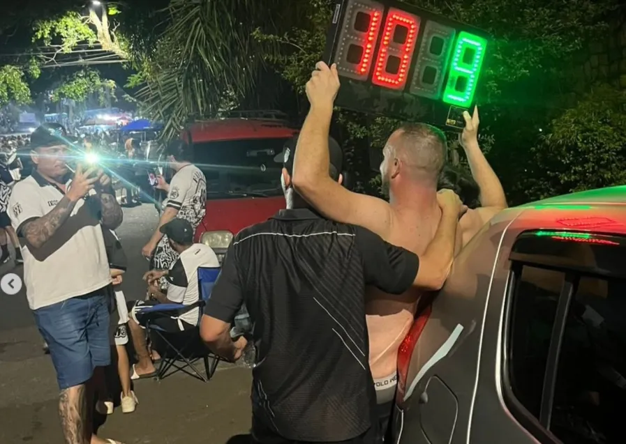 Torcedor com uma das placas de substituição - Foto: Divulgação
