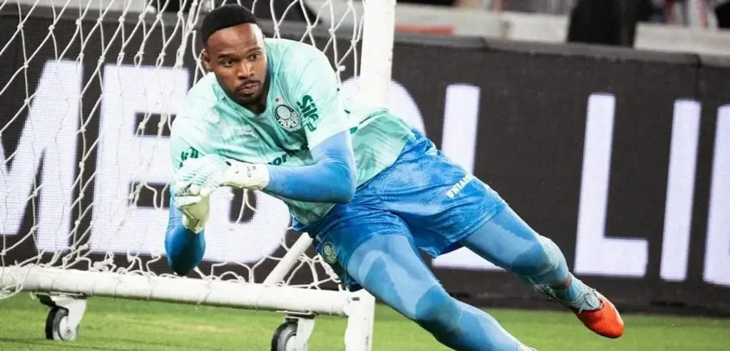 Carlos Miguel sofre mais gols no Palmeiras do que início no Corinthians