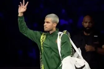 Alcaraz cai na estreia em Paris e Sinner pode voltar ao topo do ranking