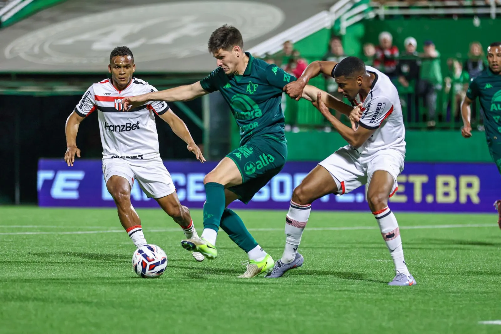 Chapecoense 1 x 1 Botafogo-SP – Chape empata no fim, mas se complica na Série B