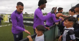 Corinthians recebe crianças em treino durante Data Fifa no CT