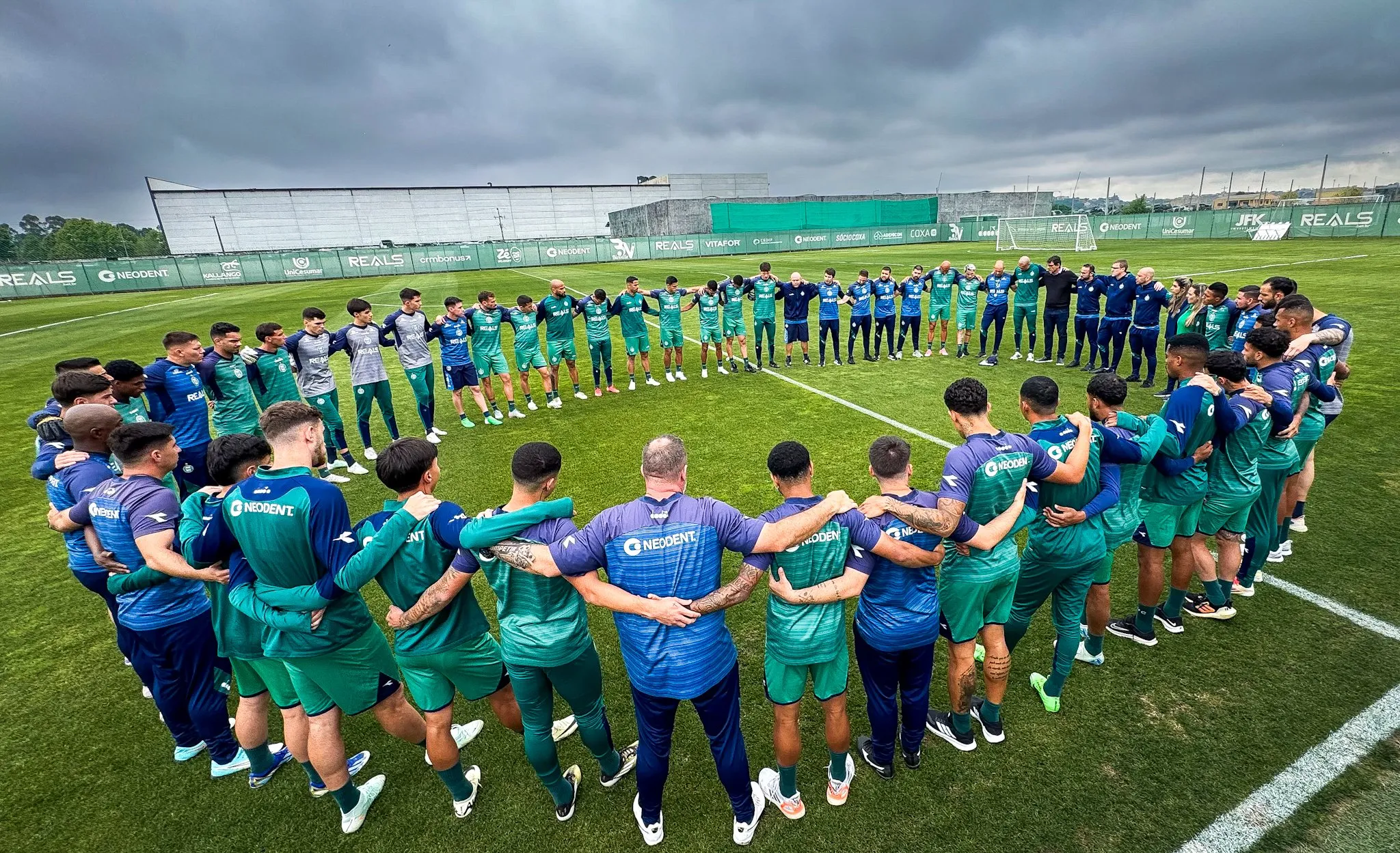 Coritiba tenta manter lideranca em dia de briga contra a degola