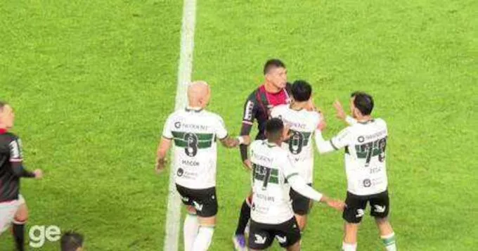 Lateral do Coritiba pede justiça após levar tapa no rosto: 'Agredido por esse covarde'