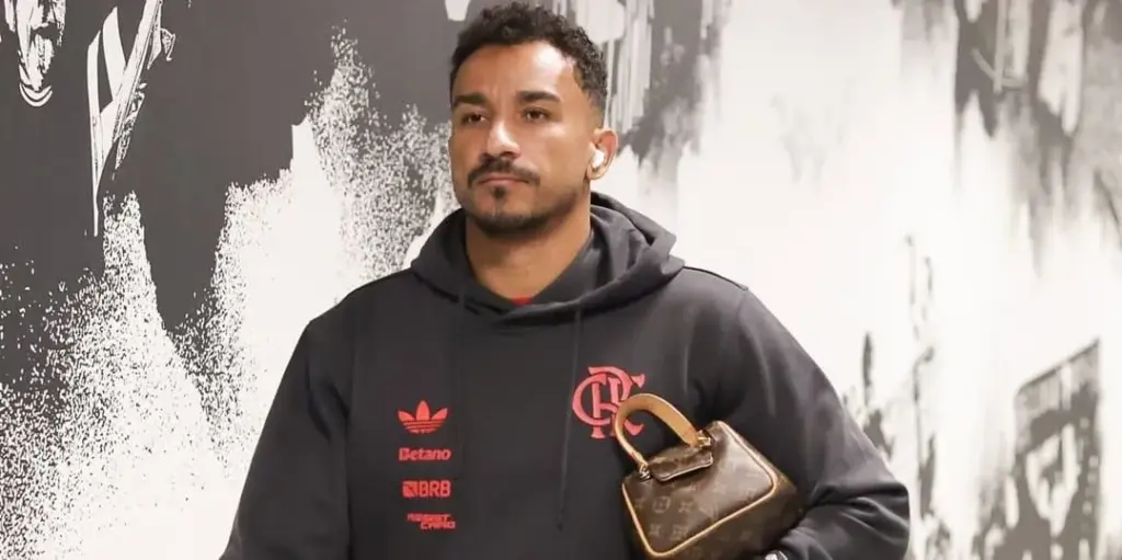 Danilo admite erro em expulsão no Flamengo: ‘Pé estava muito alto’