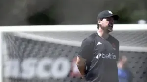 Vasco: Diniz rasga elogios a Coutinho e Rayan, que vivem boa fase