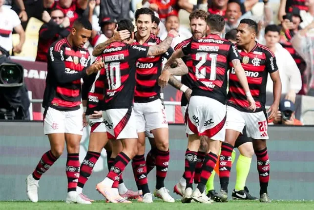 BRASILEIRÃO: Flamengo bate Palmeiras e acirra briga pela liderança