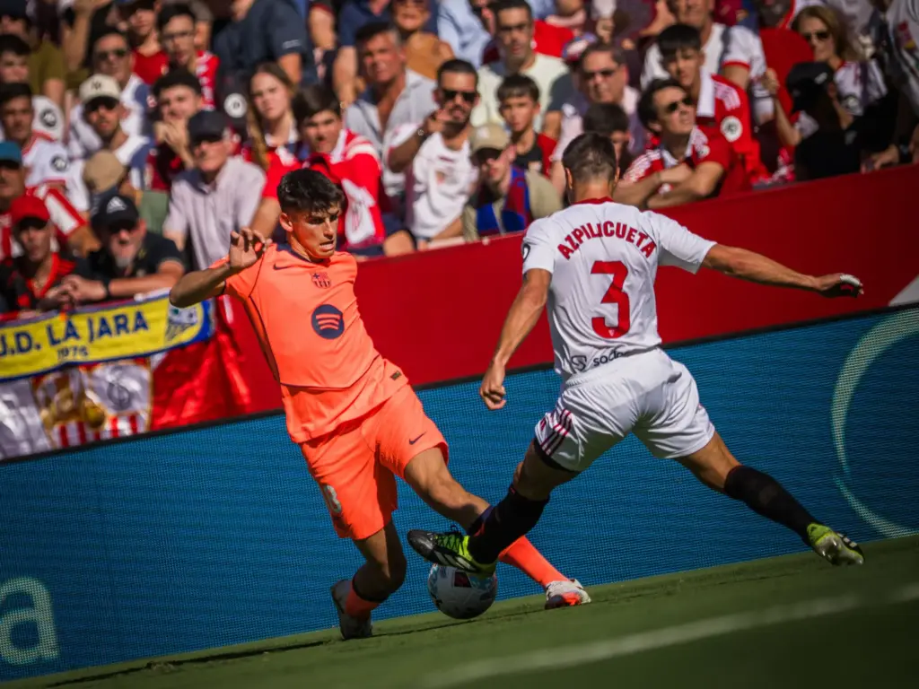 Barcelona leva 4 do Sevilla, perde invencibilidade em La Liga e deixa o Real Madrid na ponta