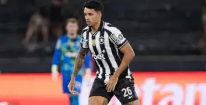 Botafogo lida com crise defensiva e mantém zagueiro 'esquecido'