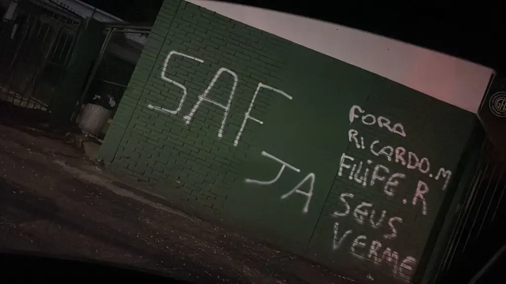 Portões do estádio do Guarani são pichados mais uma vez após eliminação na Série C: ‘SAF já’