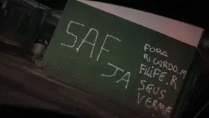 Portões do estádio do Guarani são pichados mais uma vez após eliminação na Série C: 'SAF já'
