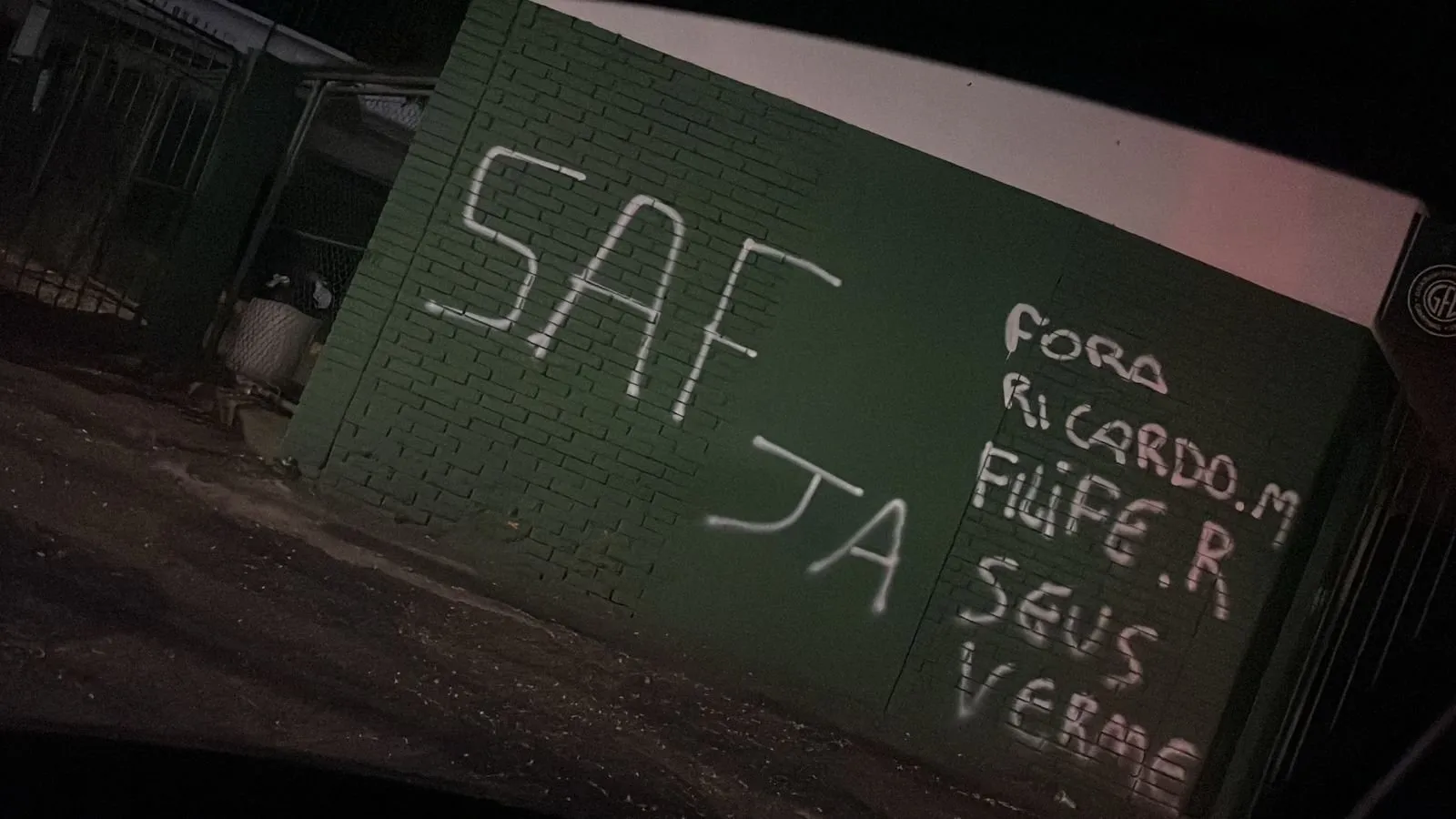 Portões do estádio do Guarani são pichados mais uma vez após eliminação na Série C: ‘SAF já’