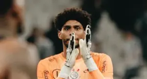 Hugo Souza minimiza discussões e 'jogo ruim' do Corinthians