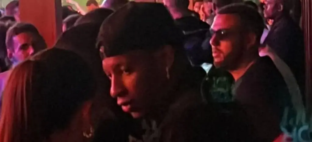 Atacante do Flamengo é flagrado na noite e alega estar com a família