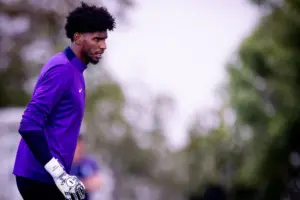Hugo Souza faz 1º treino com bola no Corinthians, mas retorno ainda é incerto