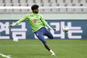 Hugo Souza celebra chance na seleção contra o Japão: 