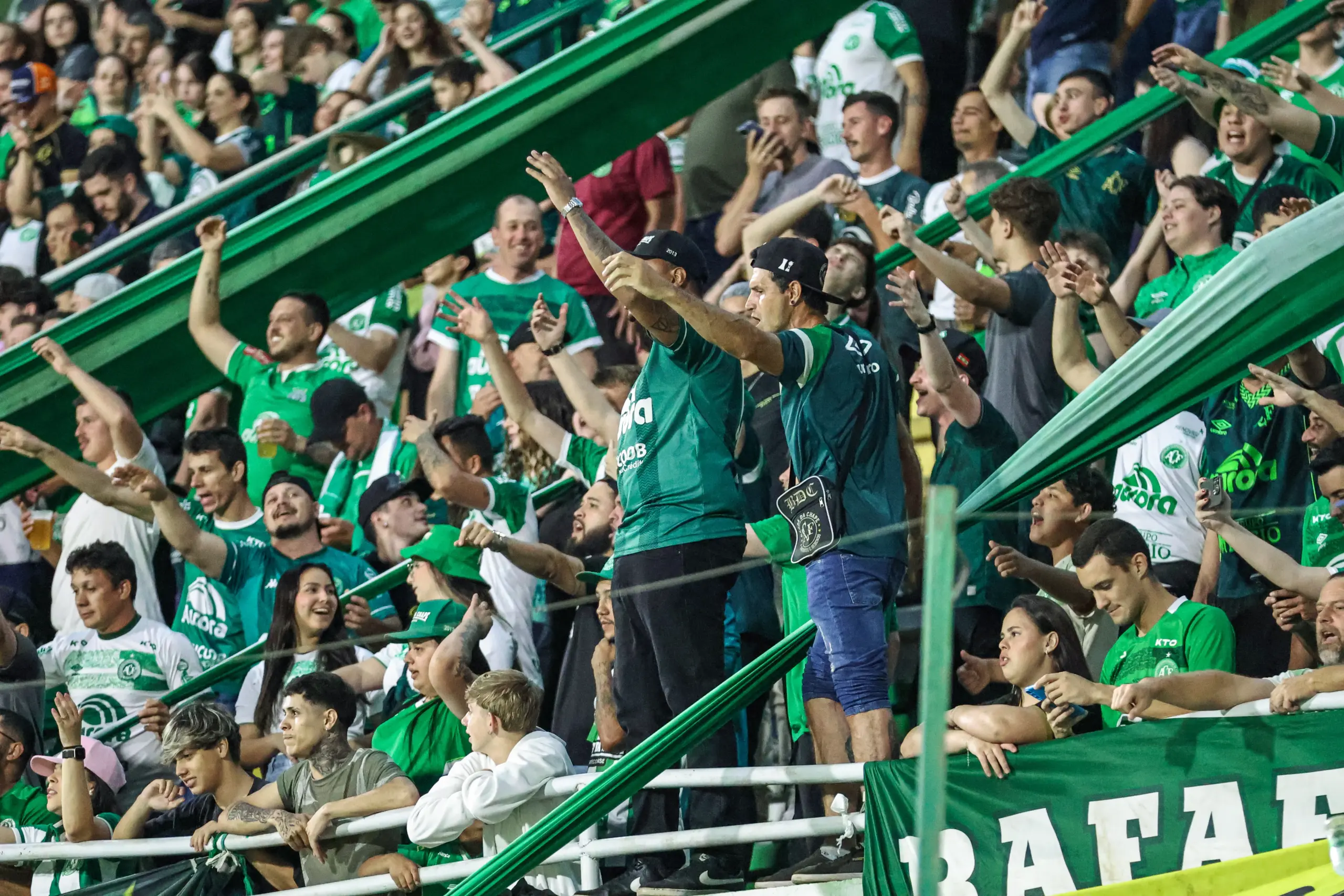 Chapecoense 2 x 0 Operário-PR - Chape segue sonhando com o acesso (Foto: Rafael Bressan/ACF)