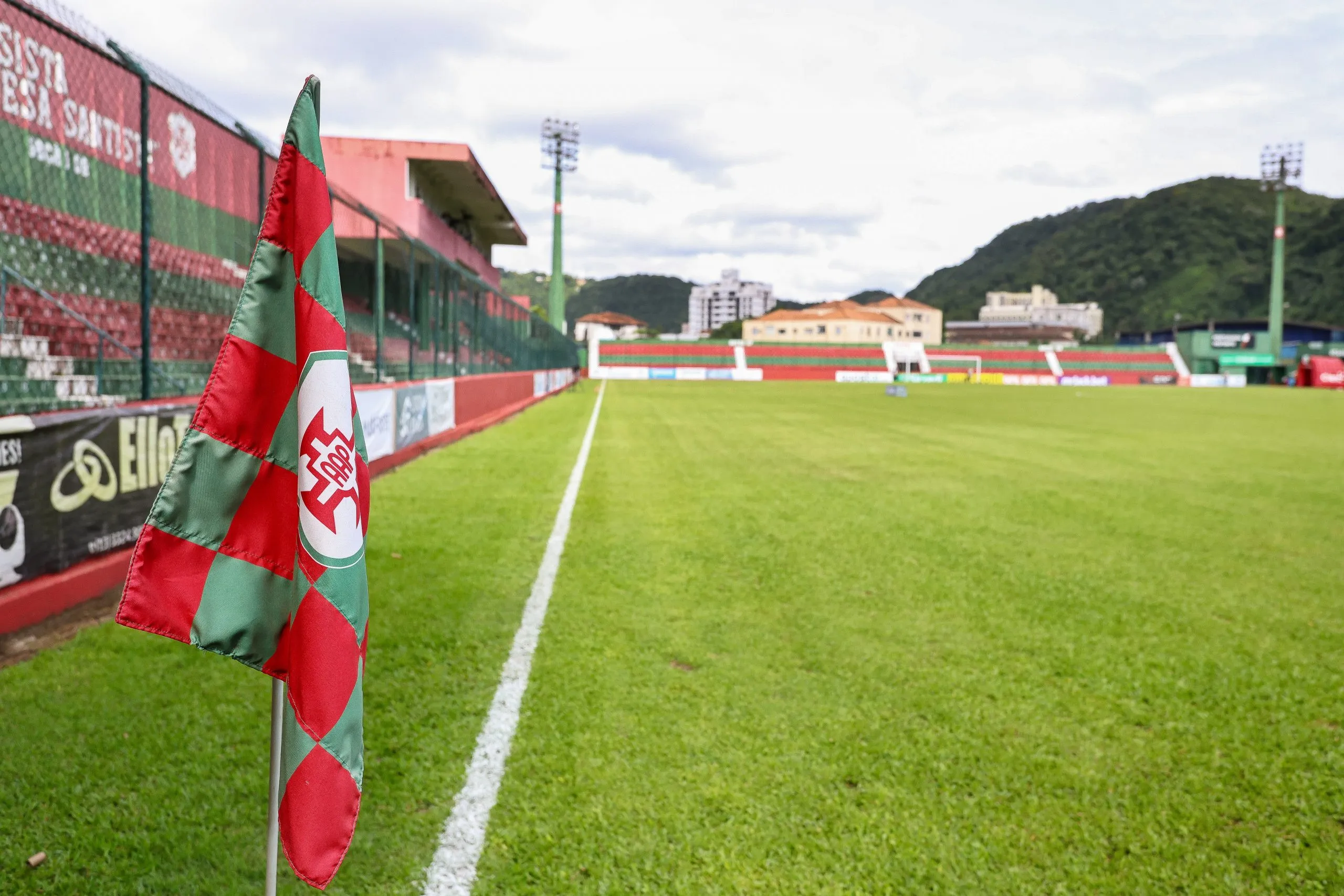 Portuguesa Santista inicia reforma do gramado do Ulrico Mursa