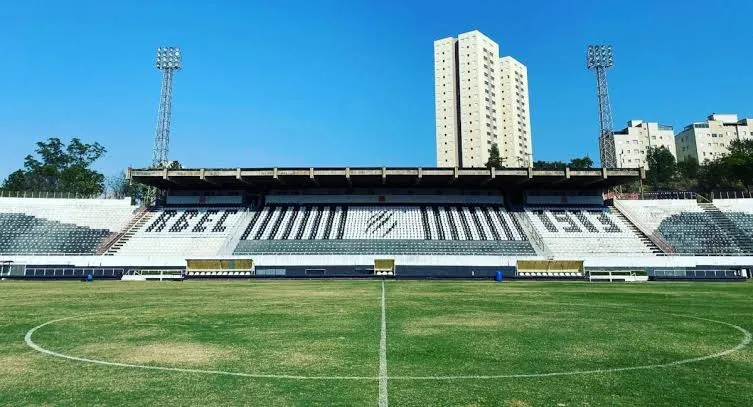 Rio Branco inicia revitalização do gramado do Décio Vitta