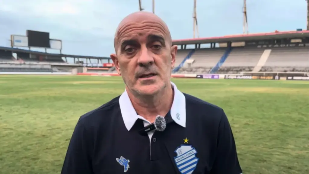 Novo técnico do CSA, Itamar Schulle fala em reconstrução para 2026 (Foto: Reprodução/CSA TV)