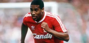 John Barnes, ídolo do Liverpool, tem falência decretada por dívida milionária