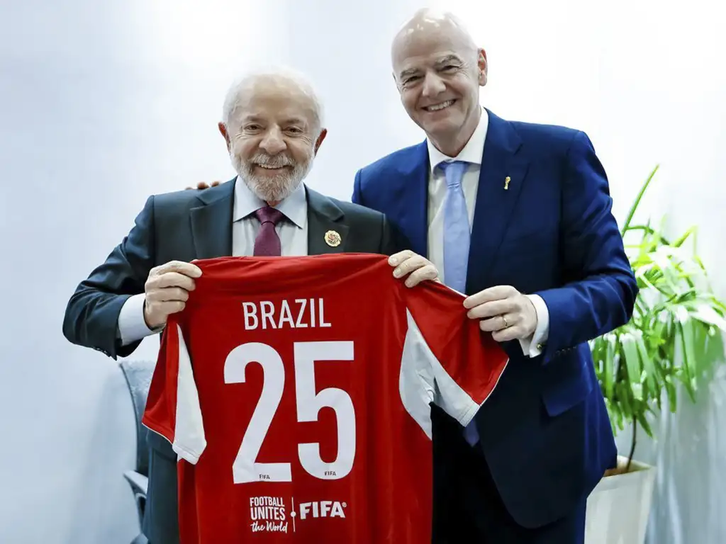 Lula convida presidente da Fifa para lançamento da Universidade do Esporte