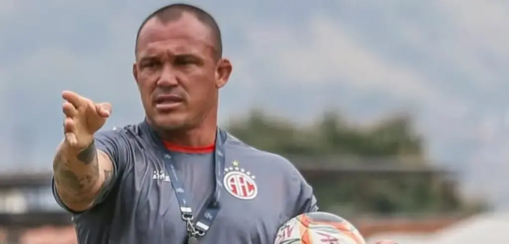 America-RJ oficializa a renovação do técnico Leandrão para 2026