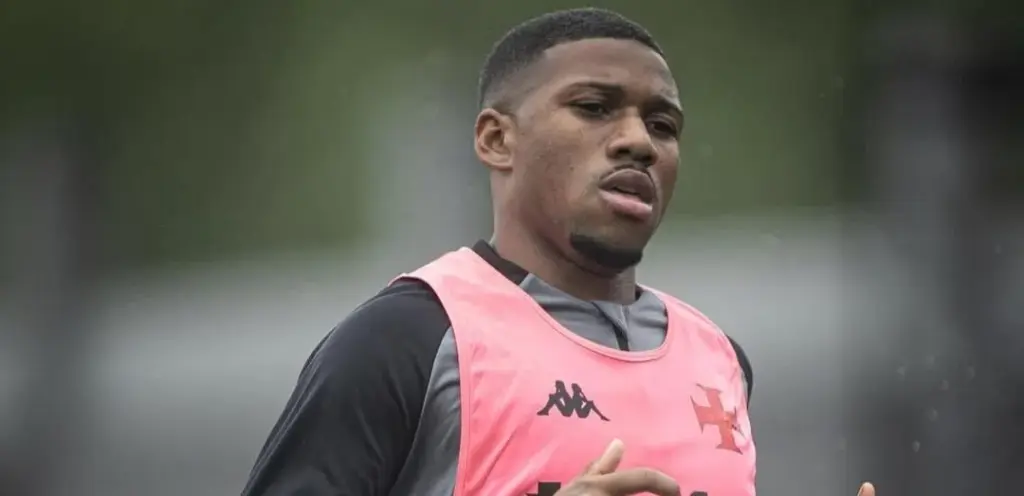 Lateral-esquerdo do Vasco entra na mira de clube da Ucrânia