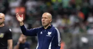 Leonardo Jardim vê Cruzeiro prejudicado e chama árbitros de 'amadores': Extremamente frustrado'