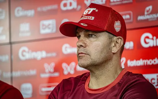 Série B: Louzer cobra mais ambição do elenco do Vila Nova após derrota