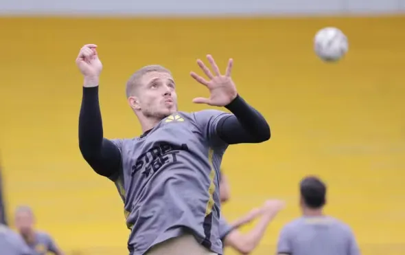 Volante do Criciúma pega dois jogos de suspensão; clube tenta reverter punição