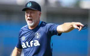 Mano Menezes lamenta gol sofrido pelo Grêmio e cita desfalques após empate com o Santos