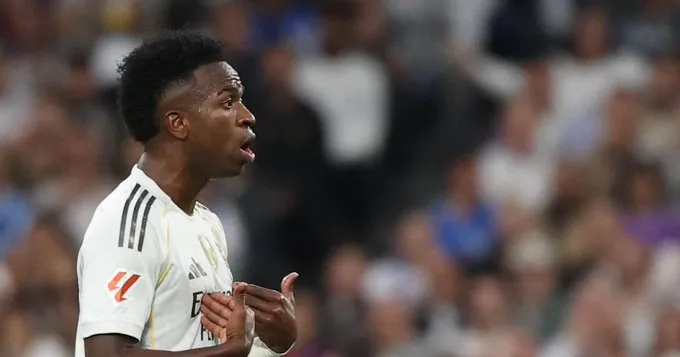 TV flagra ira de Vini Jr. após substituição em Real Madrid x Barcelona: ‘Vou embora do time’