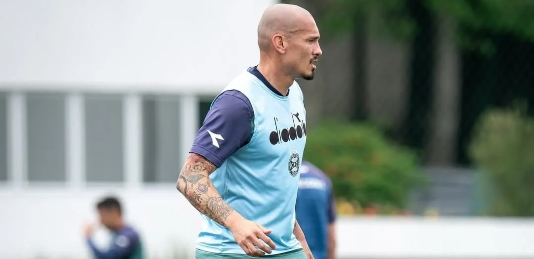 Coritiba encaminha a permanência de zagueiro emprestado pelo Vasco