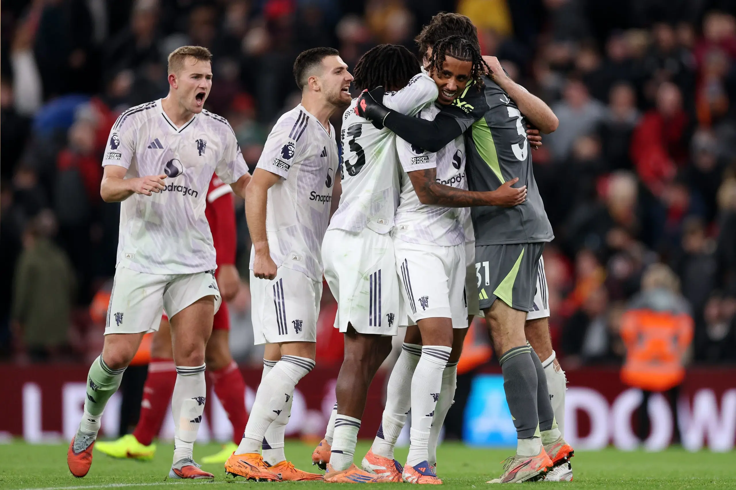 Manchester United encerra jejum em Anfield e impõe 4ª derrota seguida ao Liverpool