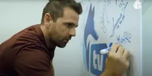 Memórias: Montillo visita CT do Cruzeiro e participará de jogo festivo no Mineirão ao lado de ídolos