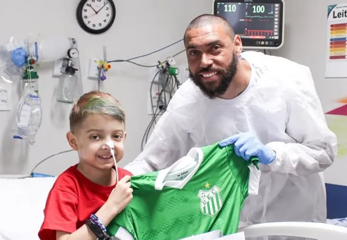 Em clima de Dia das Crianças, atacante do Uberlândia visita torcedor em hospital