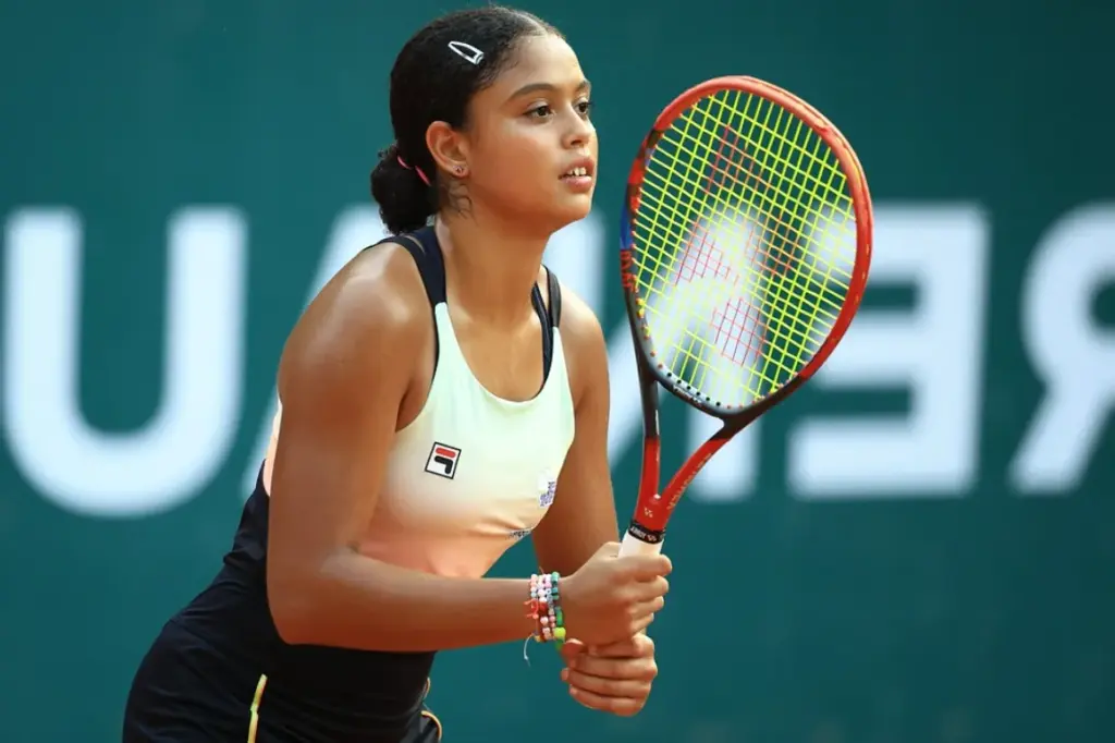 Naná Silva derrota chilena e avança à primeira final como tenista profissional aos 15 anos