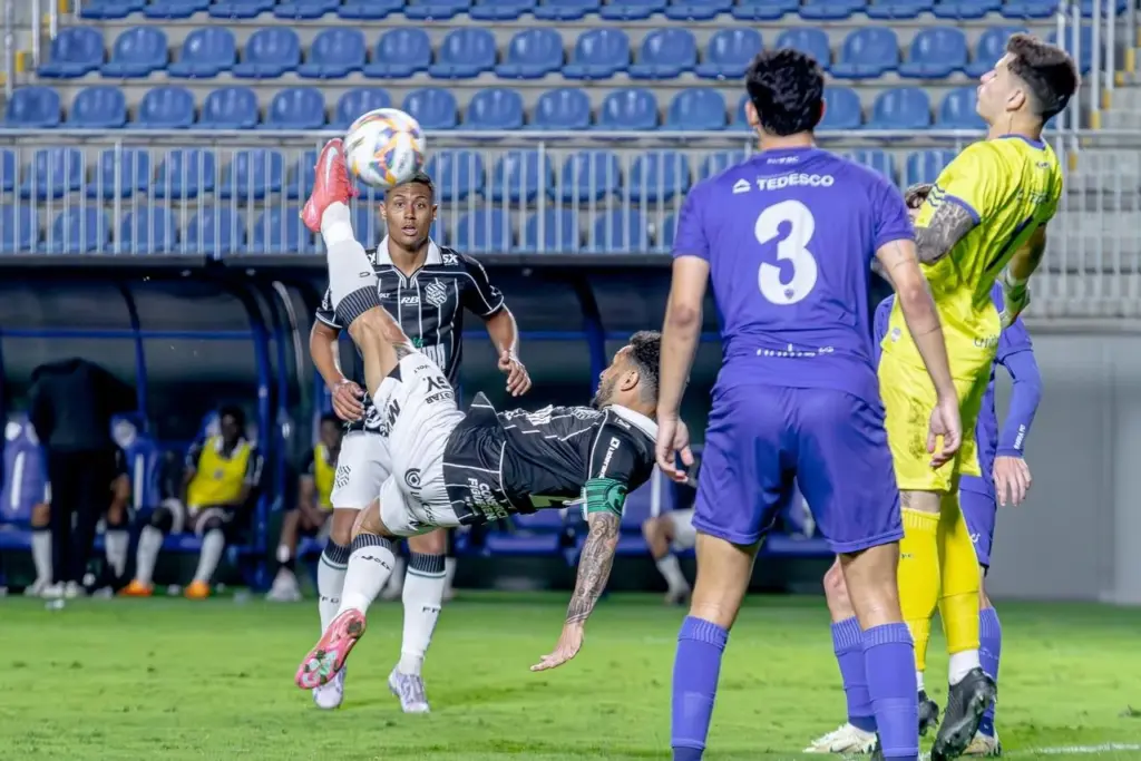 Lembra dele? Wellington Nem marca de bicicleta em vitória do Figueirense; veja (Foto: Patrick Floriani/FFC)