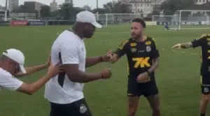 Neymar se ‘vinga’ de segurança após bolada que acertou sua filha no jogo do Santos