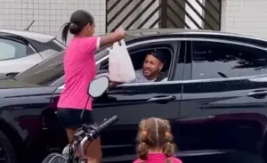 Neymar da moral e faz compras em pequena doceria em Santos