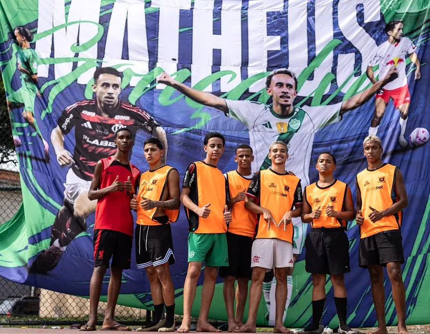 Ex-Flamengo, Matheus Gonçalves realiza ação social em Bangu no Dia das Crianças 3 OVW8Cexh image