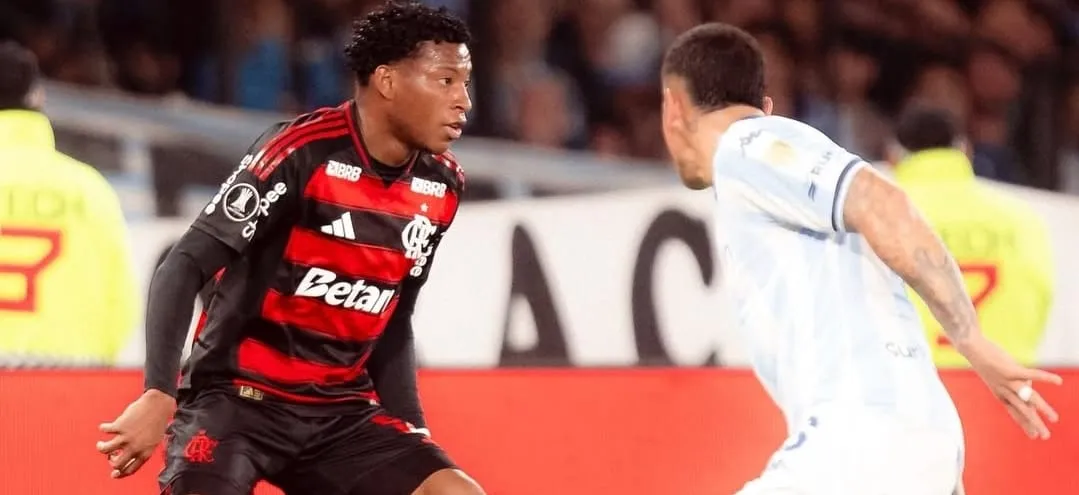 VAR explica expulsão de Plata em Racing x Flamengo: ‘Golpe na genital’