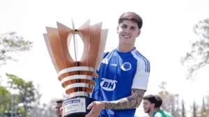 Cruzeiro sobe jogador da base para o profissional após titulares sofrerem lesões